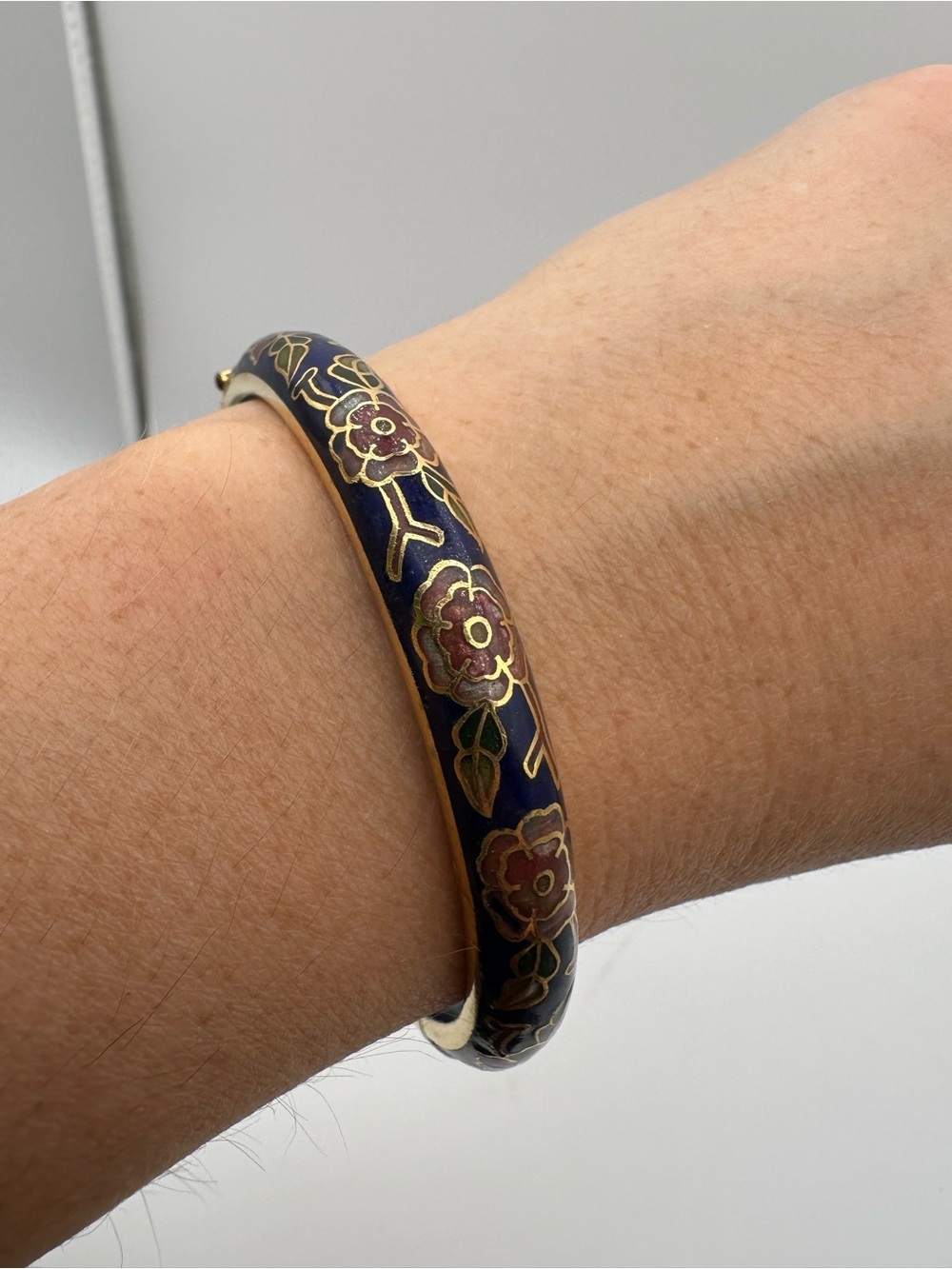 Vintage Blue Gold Tone Enamel Floral Hinged Bangle Bracelet Push Lock